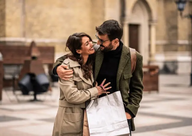 couple faisant du shopping ensemble