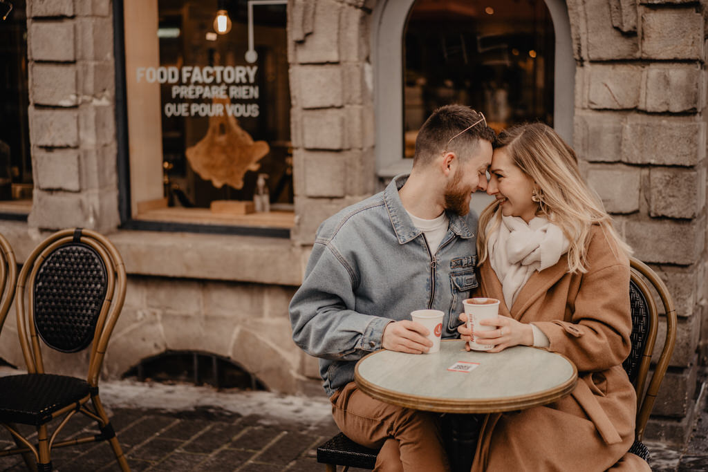 couple qui prend un café en amoureux en terrasse