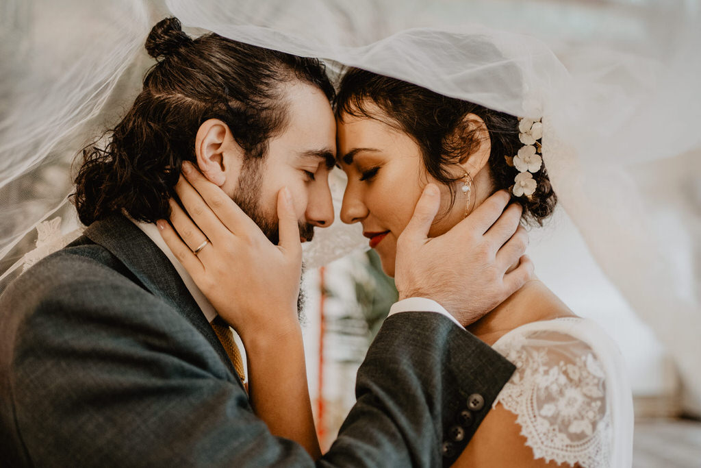 couple mixte de jeunes mariés