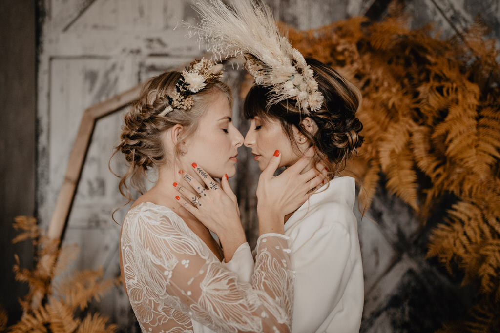 couple de femmes jeunes mariées